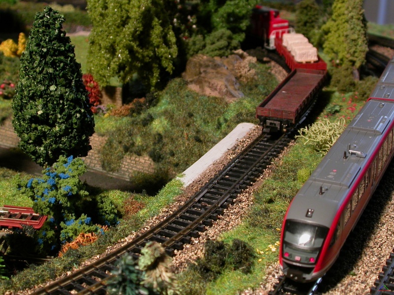 086 Auf der Strecke Ennau.JPG - Die moderne Triebzugeinheit auf der Strecke Ennau